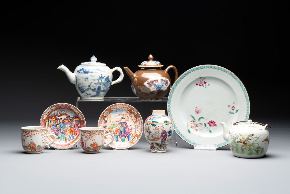 A collection of nine Chinese blue, white and famille rose wares, 18/19th C.
