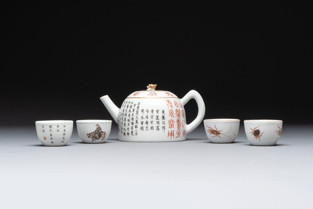 A Chinese grisaille- and iron-red-decorated covered teapot and four cups, 19th C.