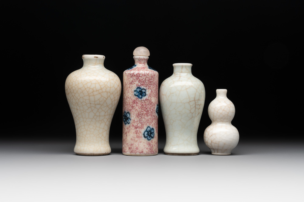 Three Chinese ge-type snuff bottles and a blue, white and ge-type snuff bottle, 19th C.