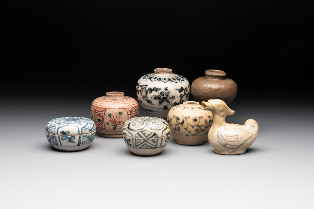 A collection of seven Annamese or Vietnamese blue, white and polychrome wares, 16/17th C.