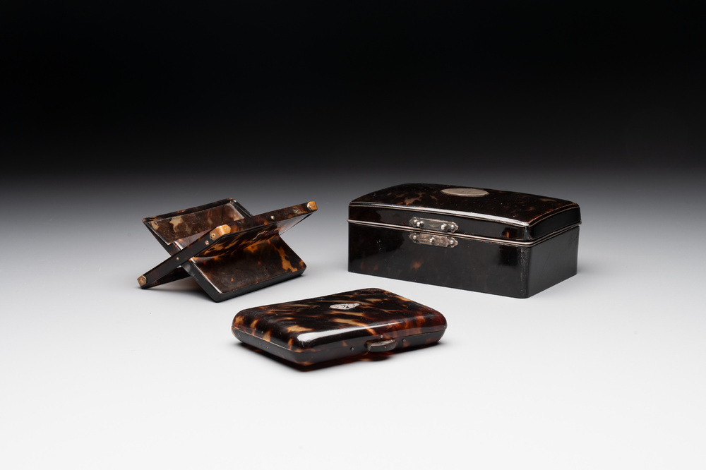 A tortoiseshell cigarette case, a card holder and a casket, 19/20th C.