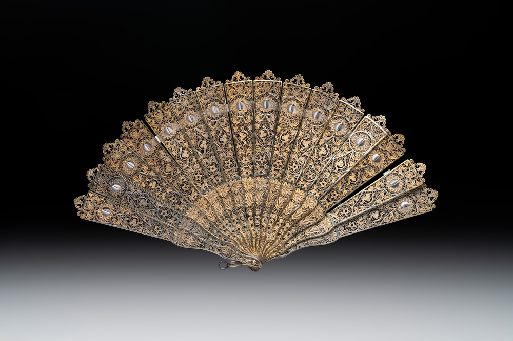 A Chinese gilt filigree silver fan with floral design, 19/20th C.