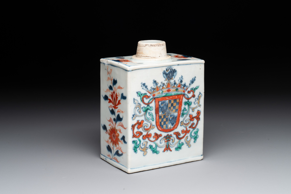 A Chinese verte-Imari tea caddy with the arms of Sampaio e Melo for the Portuguese market, Kangxi