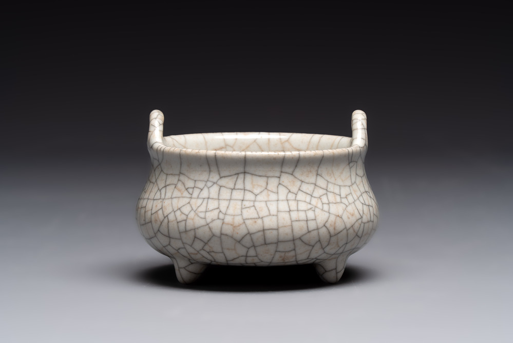 A Chinese ge-type tripod censer, 18/19th C.