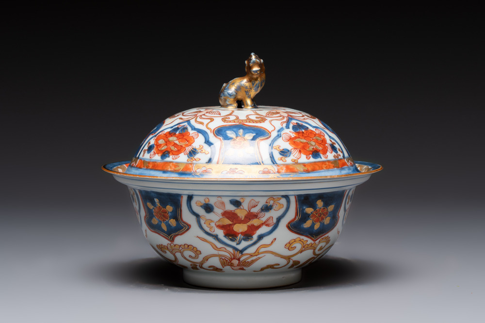 A Chinese Imari-style armorial 'klapmuts' bowl and cover with the arms of Van Gellicum, Kangxi/Yongzheng