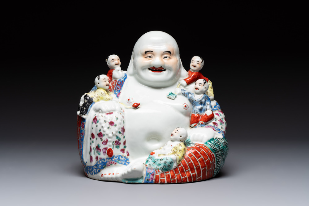 A Chinese famille rose Milefo Buddha, Zhu Yishun 朱義順 mark, 20th C.