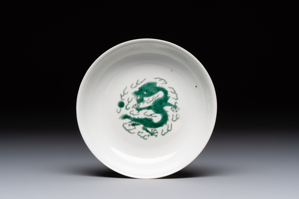 A Chinese green-enamelled 'dragon' plate, 19th C.