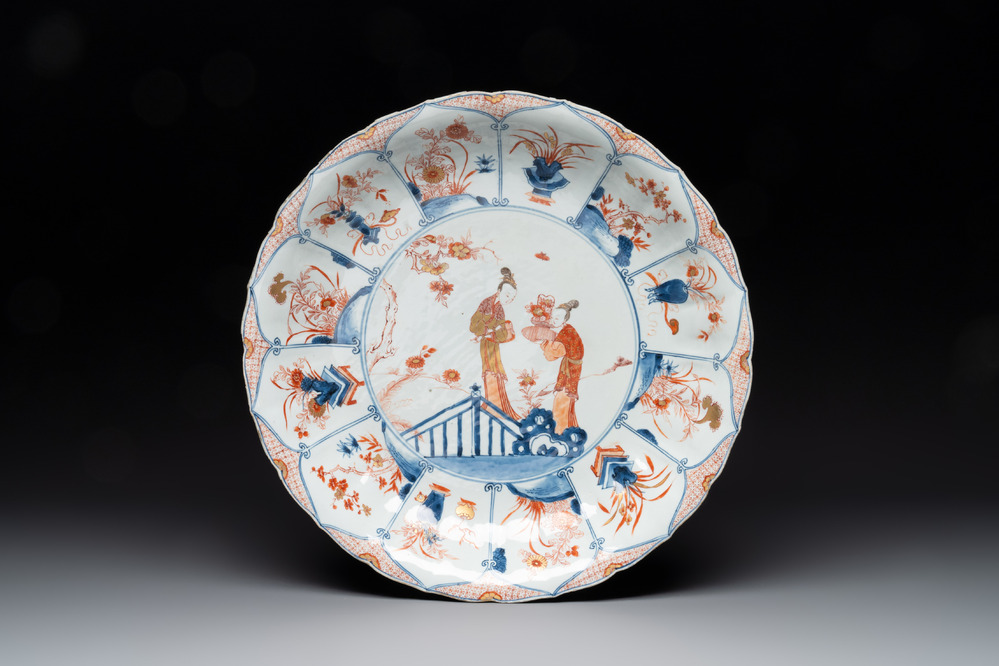 A large and fine Chinese Imari-style dish with ladies in a garden, Kangxi/Yongzheng