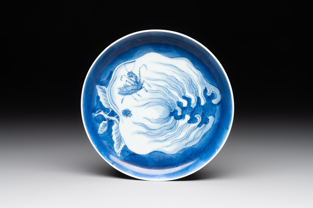 A Chinese blue and white 'Buddha's hand' plate, 18/19th C.