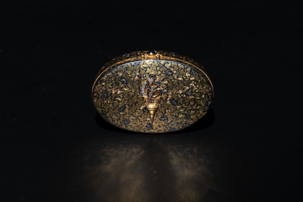 A fine Thai gilt silver box and cover, 20th C.