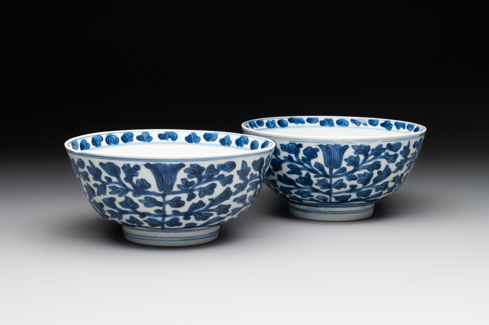 A pair of Chinese blue and white bowls with floral design, Kangxi