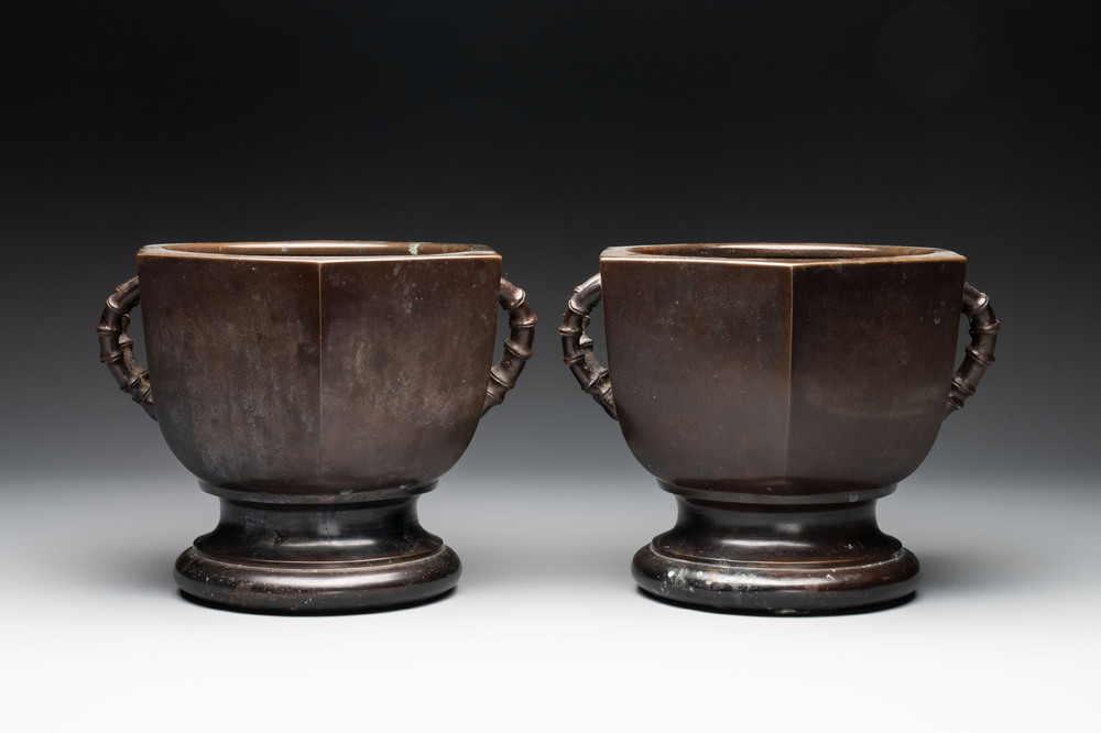 A pair of Japanese bronze hexagonal jardini&egrave;res, Koto Kinshindo 湖東近進堂 mark, Meiji, 19th C.