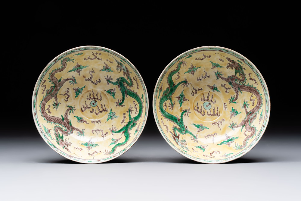 A pair of Chinese famille noire 'dragon' bowls, Wanli mark, 19th C.