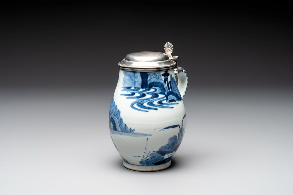 A Japanese Arita blue and white mug with Dutch silver lid, marked for Zwolle, Arnoldus Waterham (1705/1748), Edo, 17/18th C.