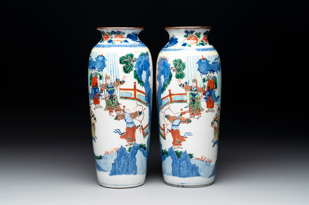 A pair of Chinese wucai 'Romance of the Three Kingdoms' rouleau vases, 19th C.