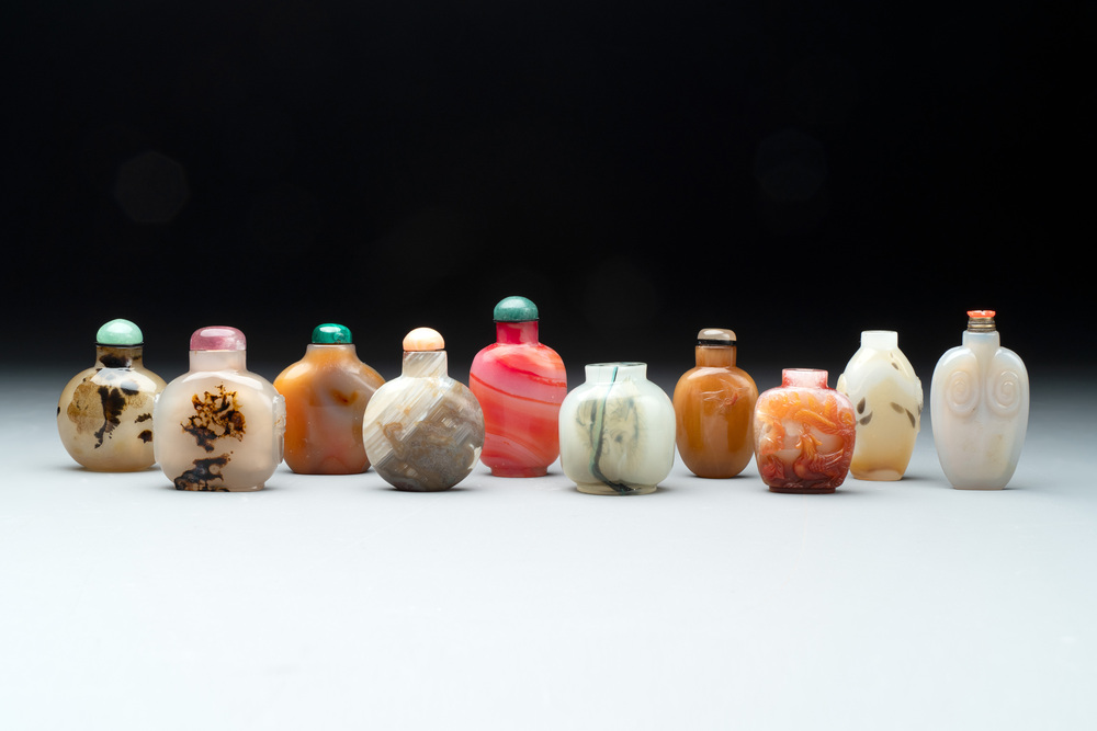 A collection of ten Chinese agate snuff bottles, 20th C.