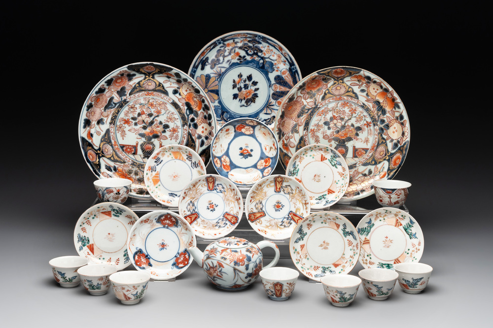 A collection of 22 Japanese Imari wares, 17/19th C.