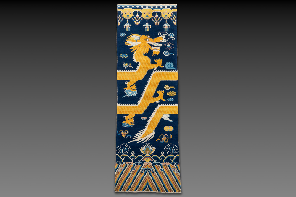 A Sino-Tibetan woollen 'dragon' pillar carpet, 19th C.