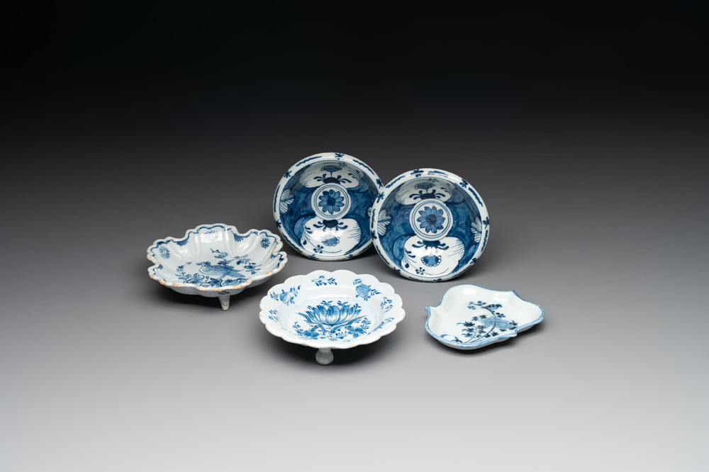 A pair of small blue and white Dutch Delft bowls, two tripod salts and a condiment dish, 17/18th C.