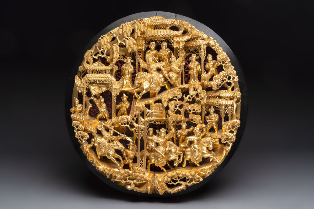 A fine Chinese gilt-lacquered openworked 'warriors on horseback' wooden panel, 19th C.