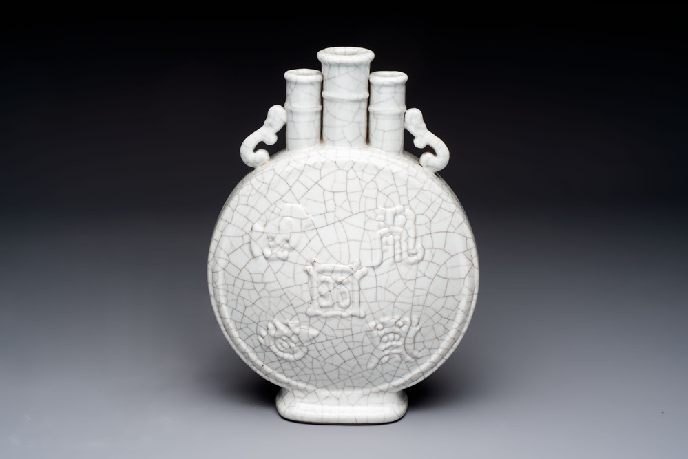 A Chinese Ge-type moonflask, Yongzheng mark, 19/20th C.