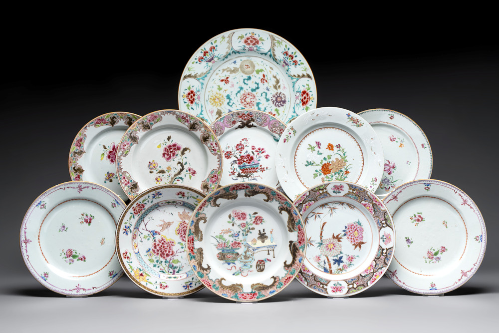 Ten Chinese famille rose plates and a dish with flowers and antiquities, Yongzheng/Qianlong