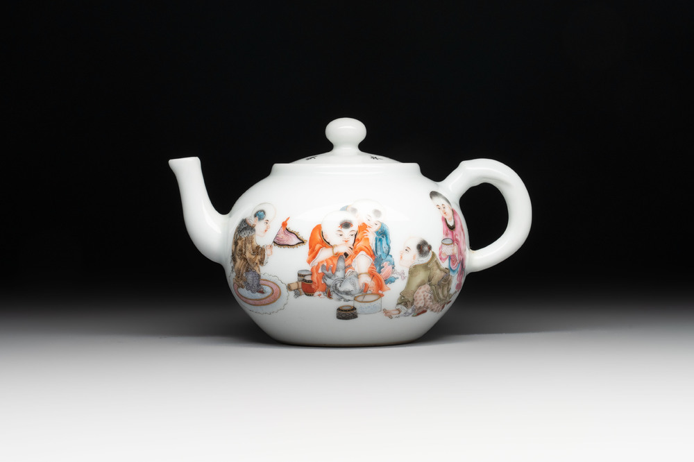 A Chinese famille rose 'playing boys' teapot, Tao Yi Zhen Pin 陶藝珍品 seal mark, 20th C.