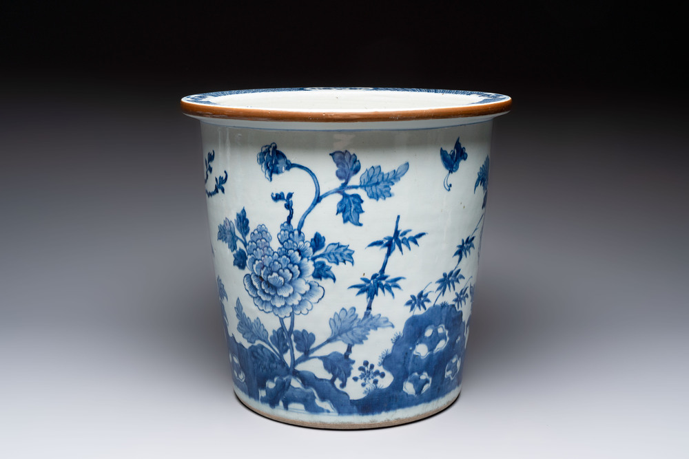 A Chinese blue and white jardini&egrave;re with floral design, Qianlong
