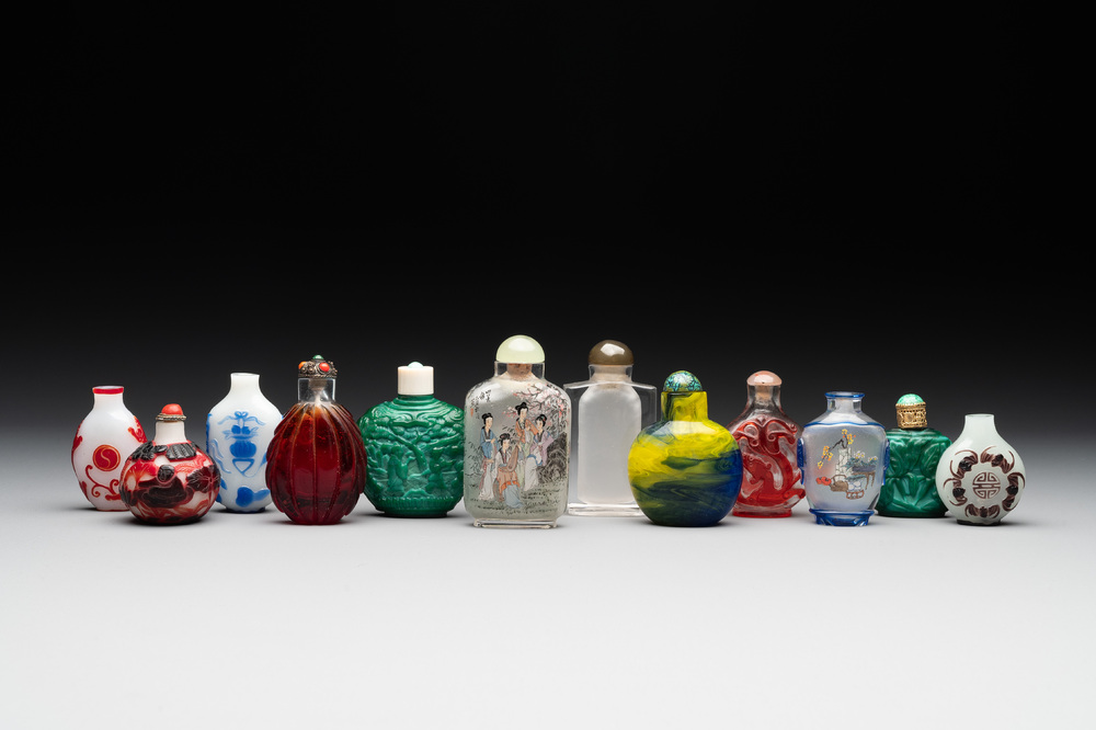 A collection of 12 Chinese glass snuff bottles, 19/20th C.