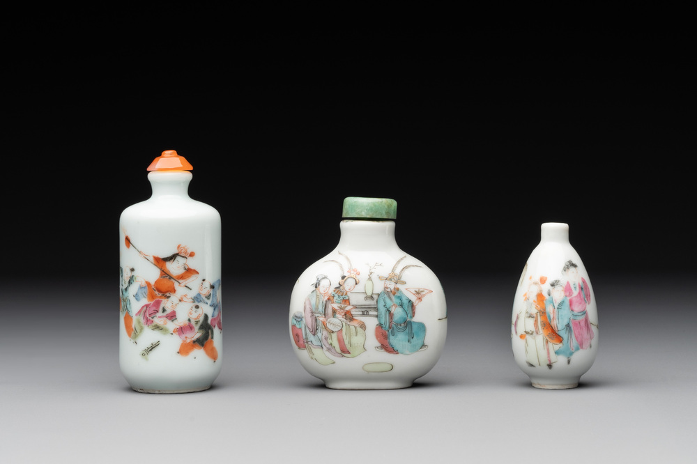 Three Chinese famille rose snuff bottles with figural design, Zhengde mark, 19th C.