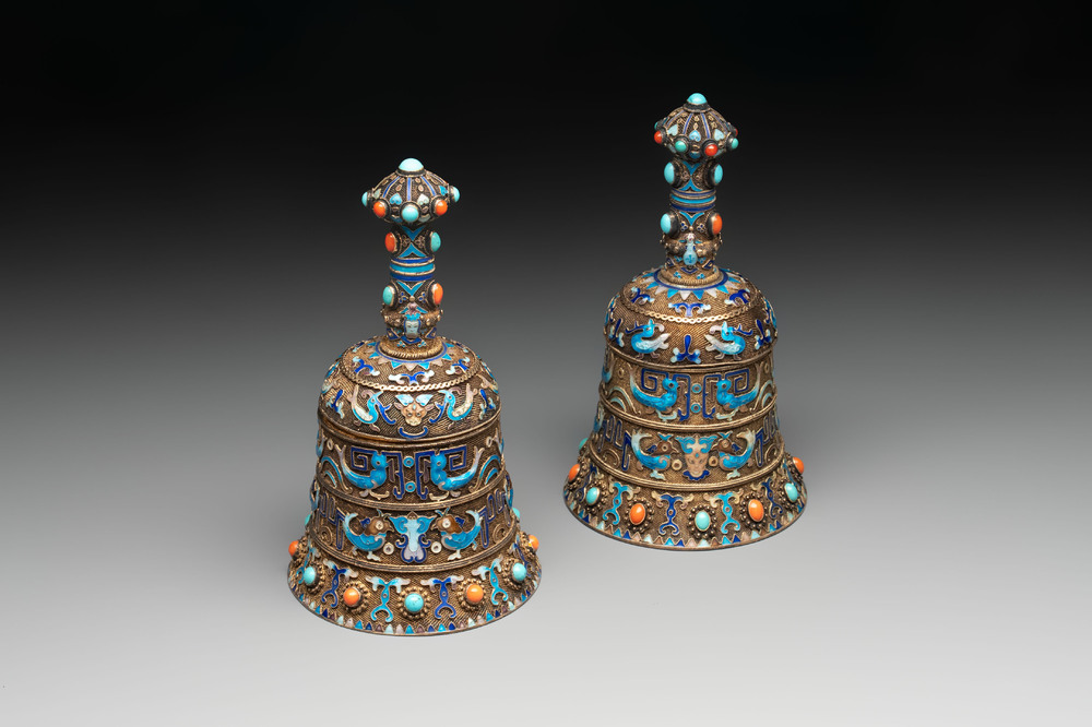 A pair of Chinese precious stone-inset and enamelled gilt-silver filigree bell-form covered boxes, silver mark, 19/20th C.