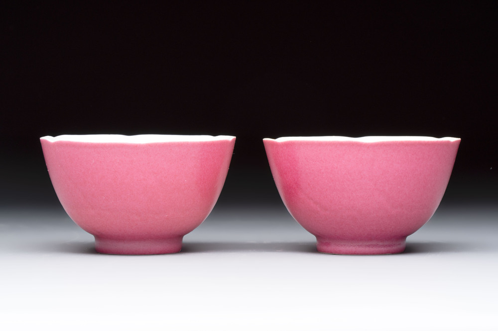 A pair of Chinese ruby-pink-glazed cups with floral anhua design, 18/19th C.