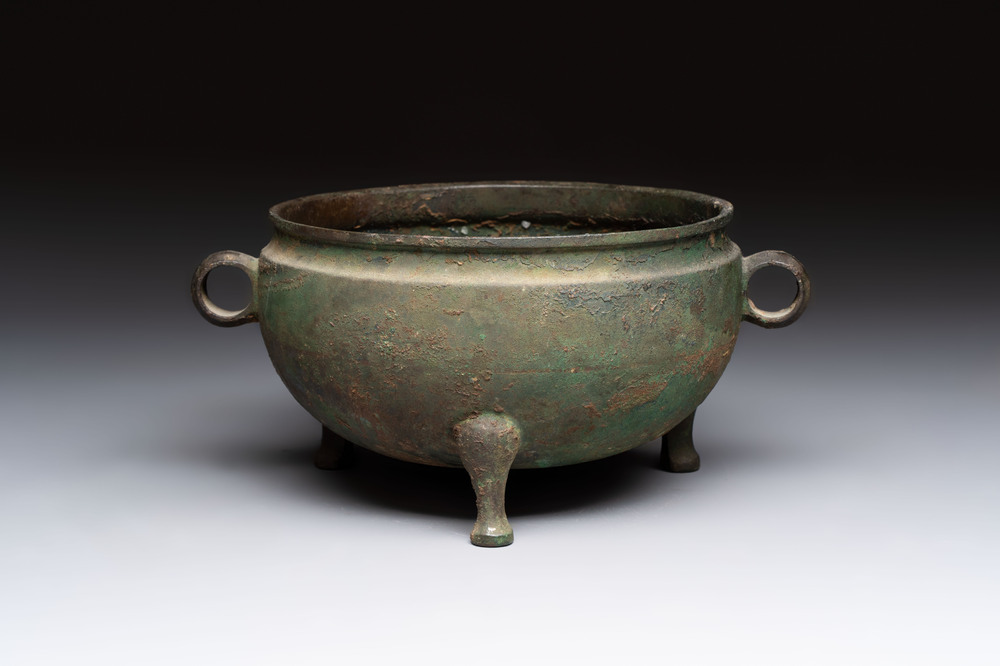 A Chinese archaic bronze tripod food vessel, 'dun 敦', Eastern Zhou