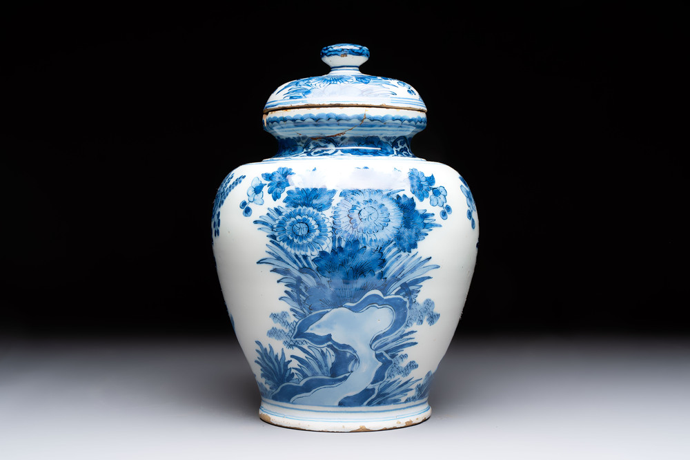 A blue and white Dutch Delft vase and cover with floral design, early 18th C.
