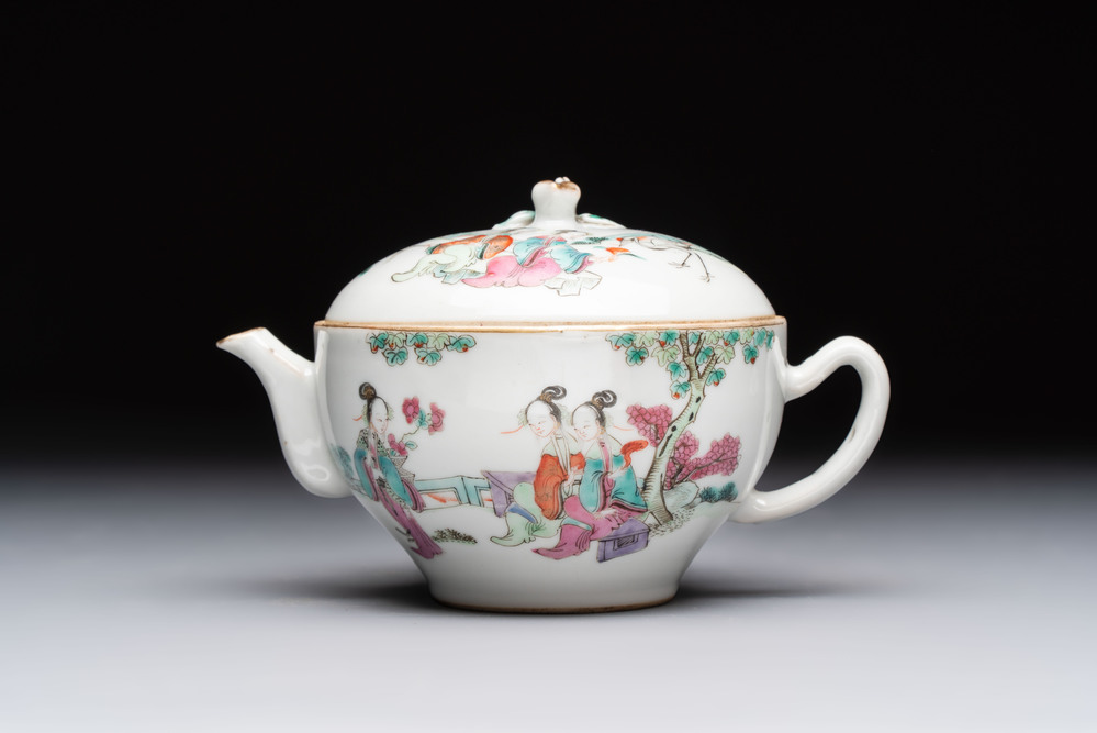 A Chinese famille rose teapot with ladies in a garden, Yongzheng mark, 19th C.
