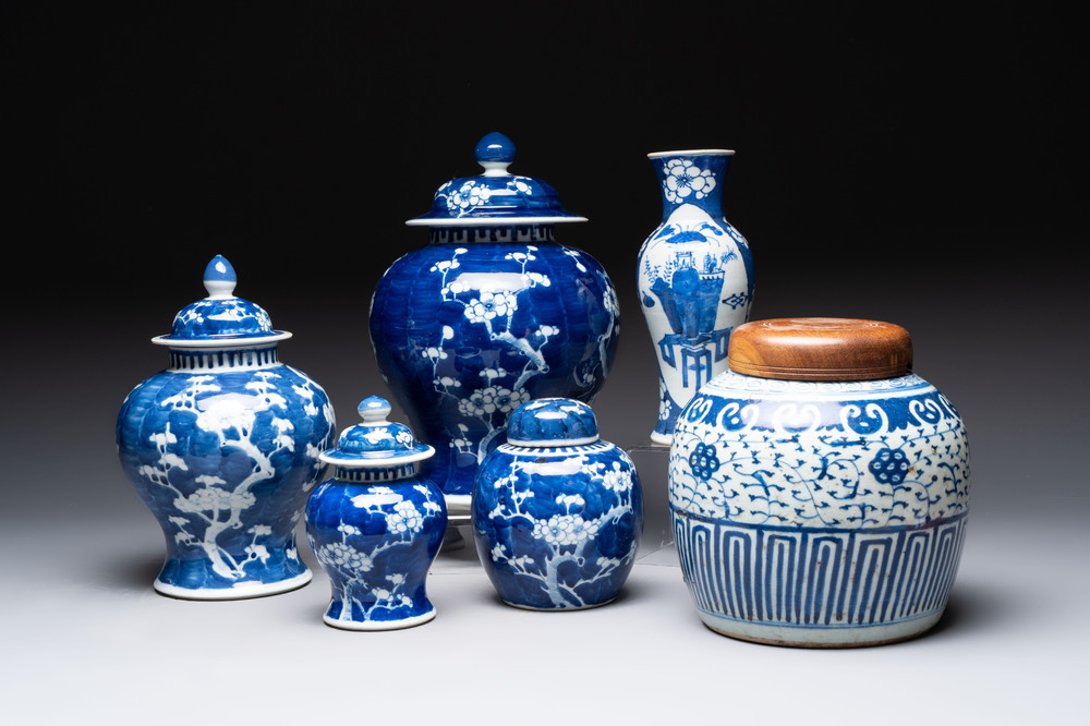 Four Chinese blue and white vases, three with cover, and two covered jars, 19th C.