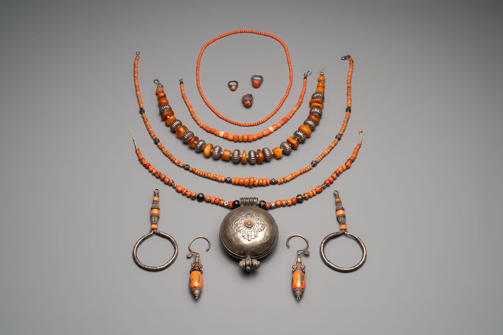 A varied group of five Tibetan necklaces, three rings and four earbobs with red coral, 19/20th C.
