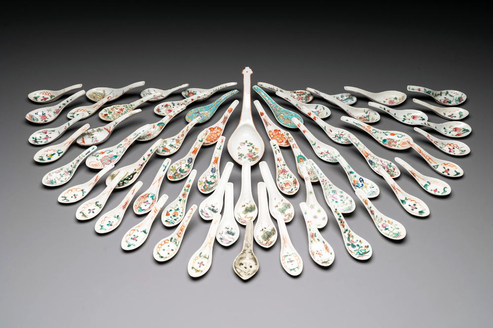 An extensive collection of 62 Chinese porcelain spoons, 19/20th C.