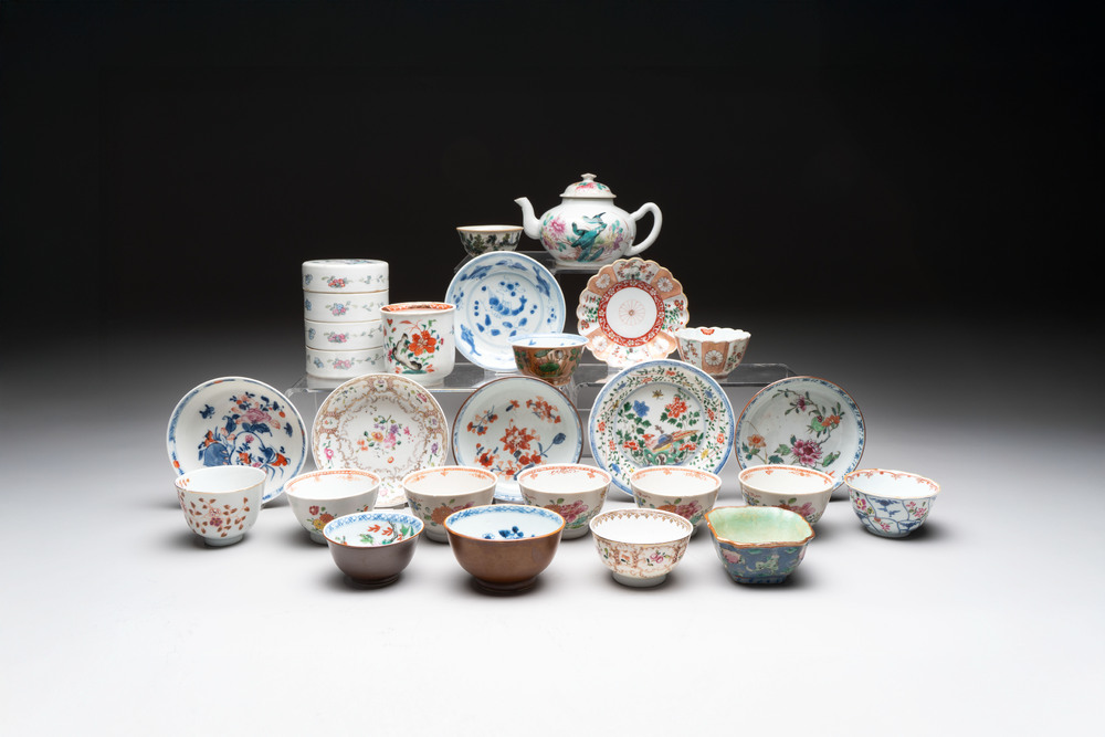 A varied collection of 24 Chinese porcelain wares, Kangxi and later