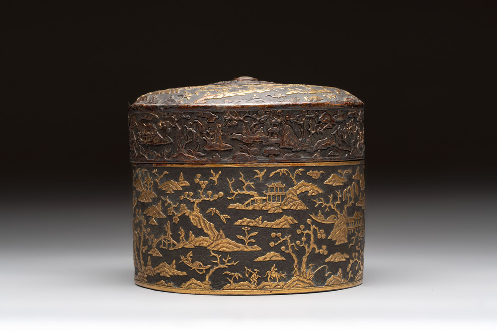 An imperial Vietnamese gold and silver-inlaid cylindrical tea box and cover, Hợp kim gồm ba lượng ch&iacute;n ph&acirc;n v&agrave;ng bảy ph&acirc;n đồng  mark, 18/19th C.