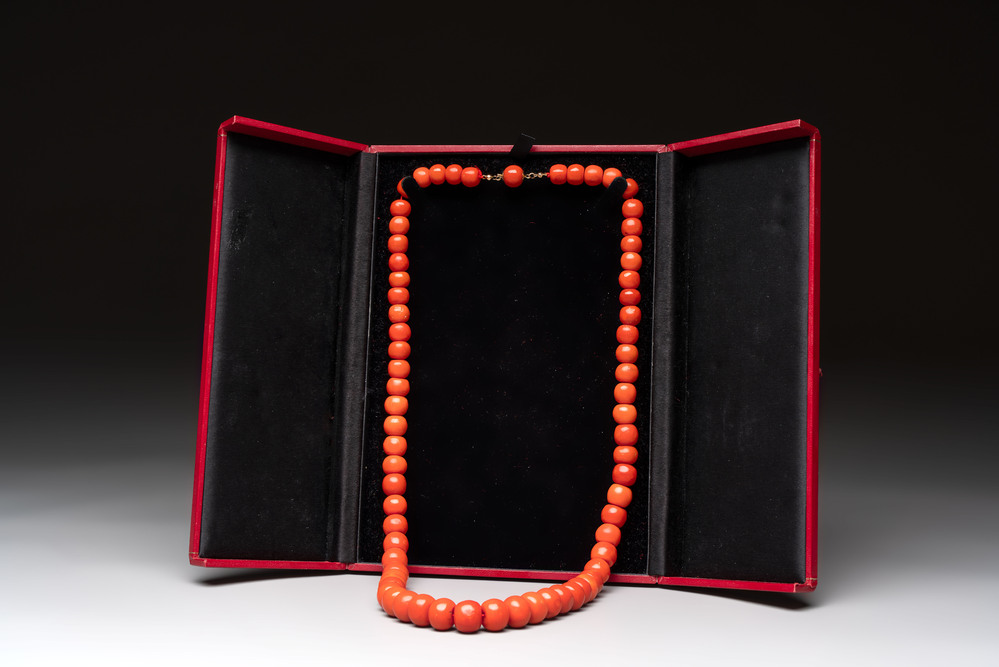 A Chinese red coral necklace, 19th C.