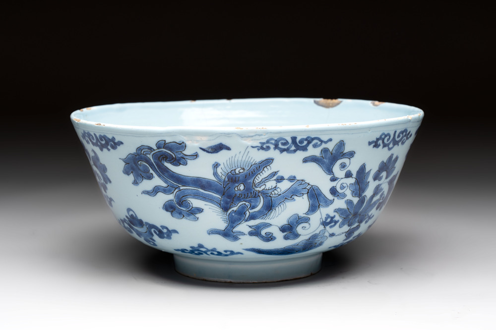 A blue and white Dutch Delft chinoiserie bowl with dragons, 17th C.