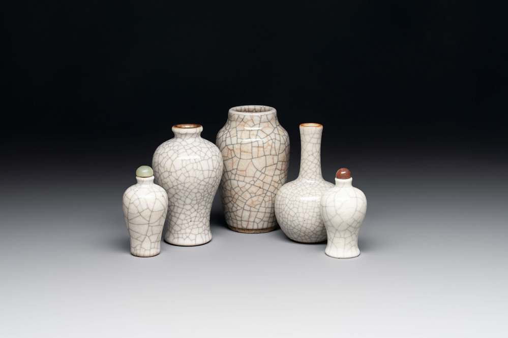 Three Chinese ge-type miniature vases and two snuff bottles, 18/19th C.