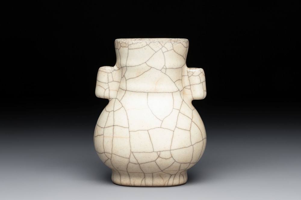 A small Chinese Ge-type 'hu' vase, 19/20th C.