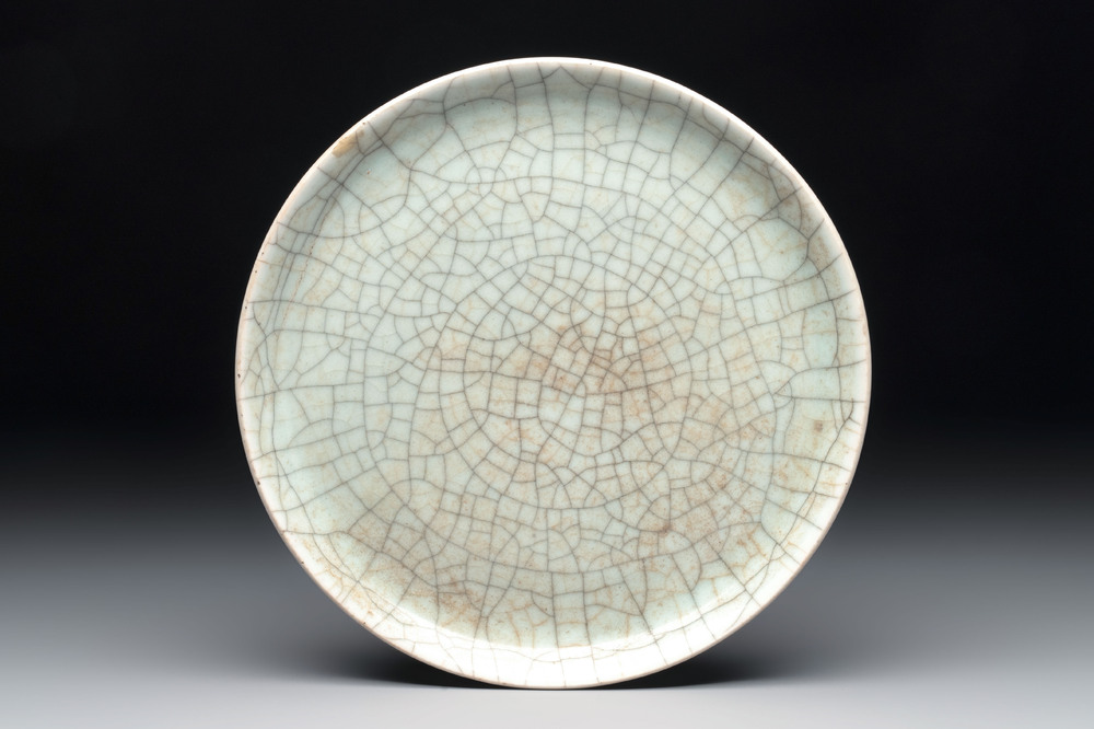 A Chinese ge-type crackle-glazed dish, 19th C.