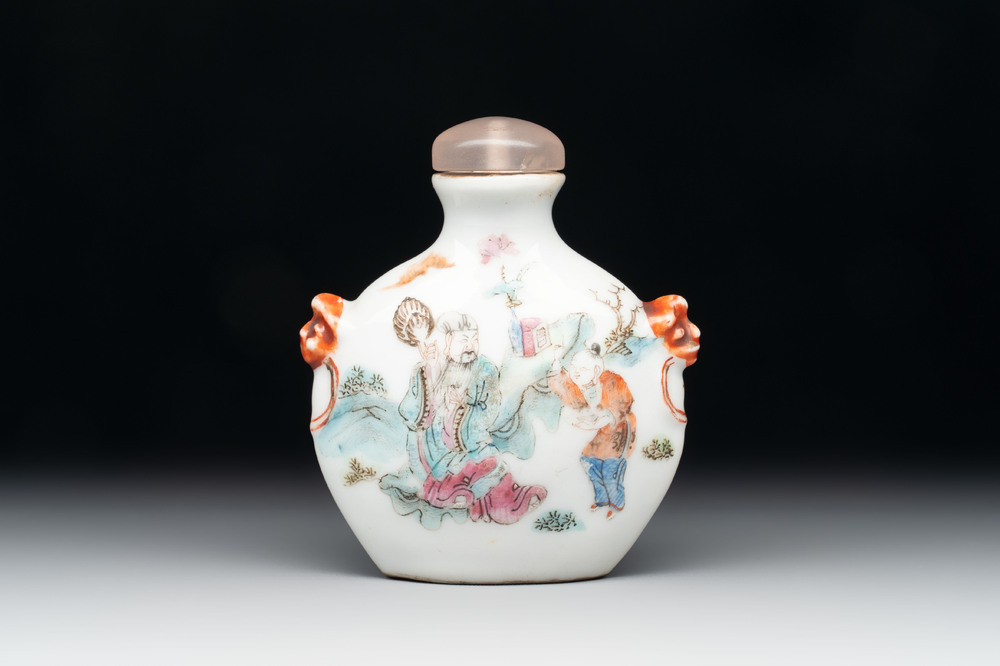 A Chinese famille rose snuff bottle with figural design, 19th C.