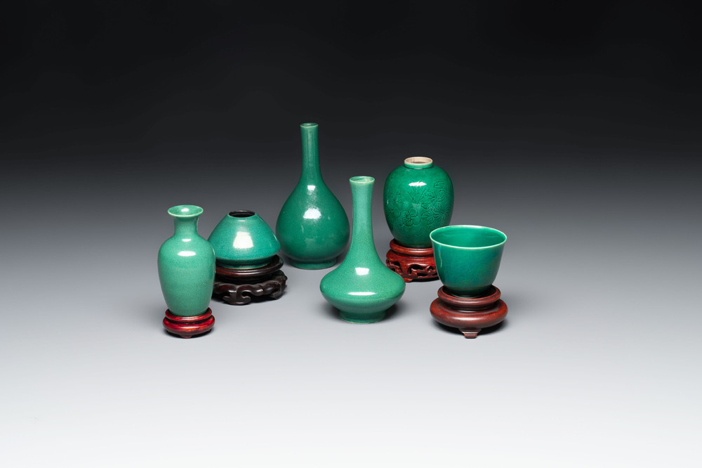 Six Chinese green-glazed wares, with four wooden stands, Chenghua mark, 19/20th C.