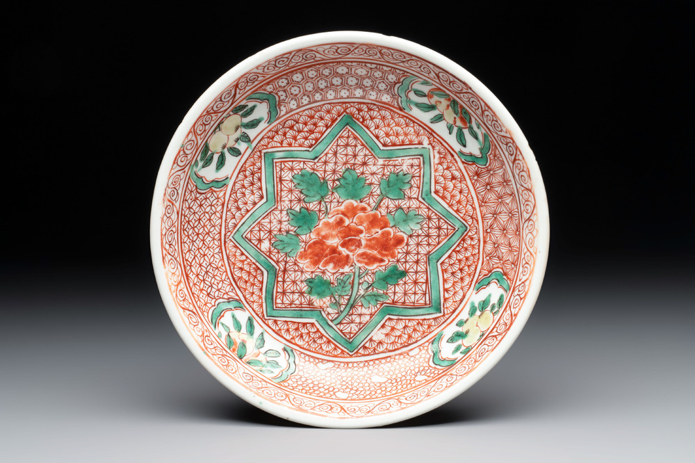 A Chinese wucai plate with floral design, Kangxi