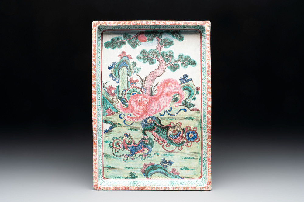A Chinese enamelled Yixing stoneware rectangular tray with three Buddhist lions, 18/19th C.