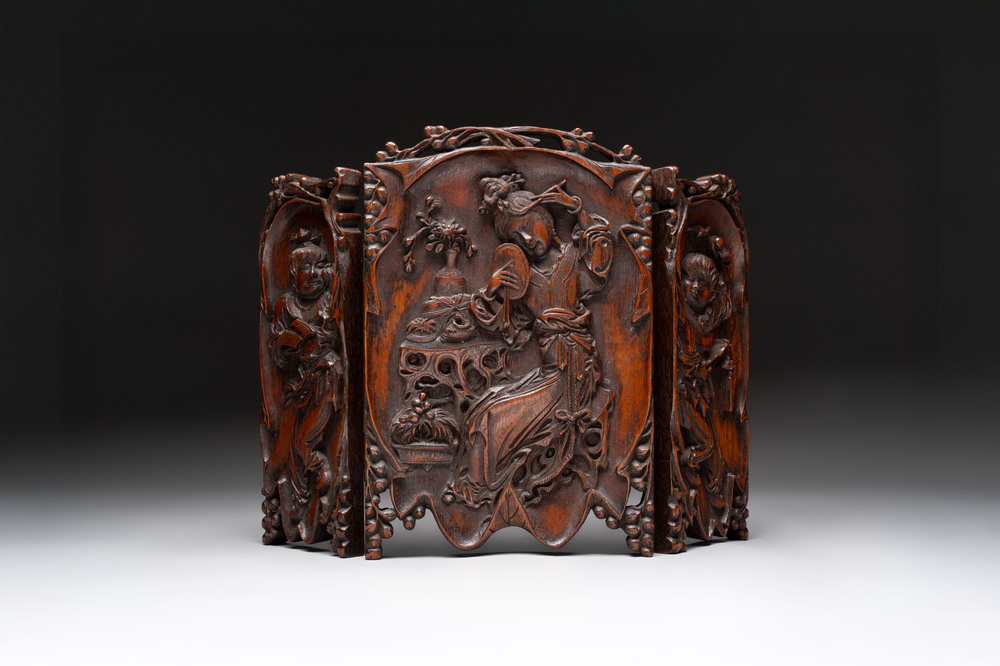 A Chinese carved wooden triptych panel with figural design, Wong Chan Kee mark, Shanghai, 20th C.